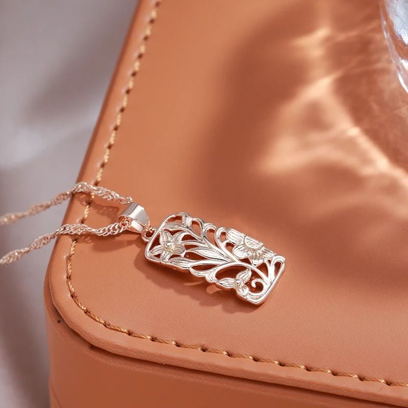 Lady's Hollowed-out Flower Pendant On The Collarbone