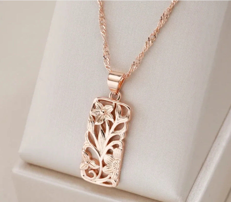 Lady's Hollowed-out Flower Pendant On The Collarbone