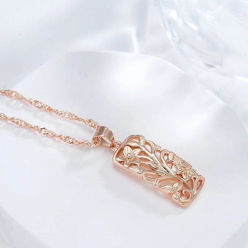 Lady's Hollowed-out Flower Pendant On The Collarbone